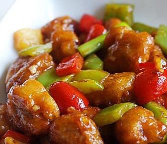 Lamsniertjes met gewokte rode peper en chilisaus